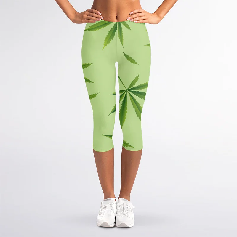 Green Hemp Leaves Pattern Print Women's Capri Leggings Stylish Sweatproof Leggings