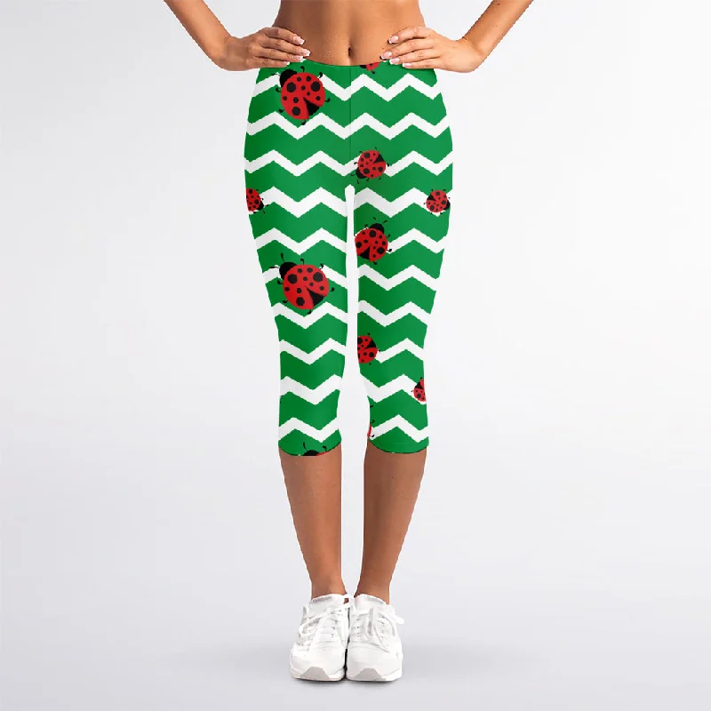 Green Zigzag Ladybird Pattern Print Women's Capri Leggings Comfortable Printed Workout Leggings