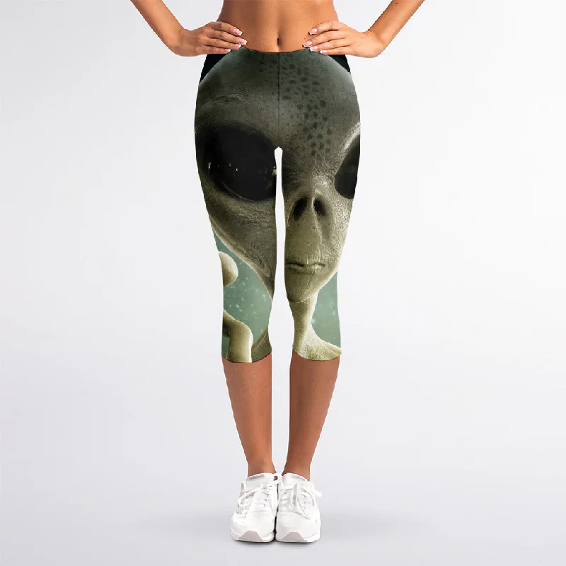 Grey Alien 3D Print Women's Capri Leggings Fashionable Sports Compression Leggings