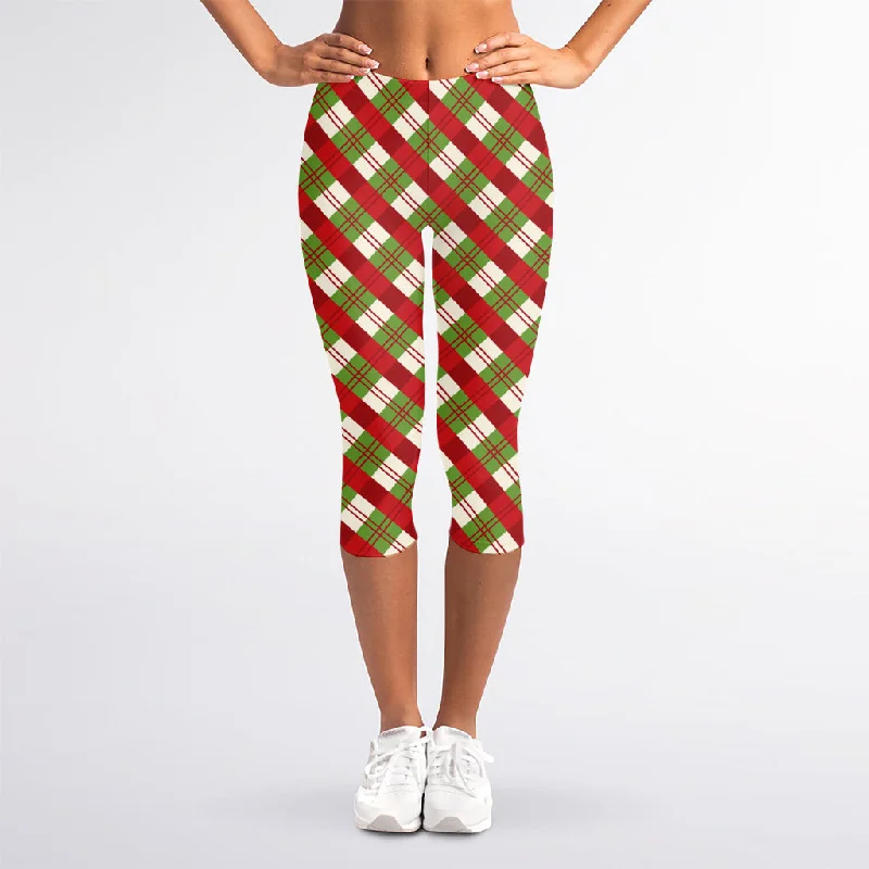 Merry Christmas Plaid Pattern Print Women's Capri Leggings Fashionable Smooth Fit Leggings